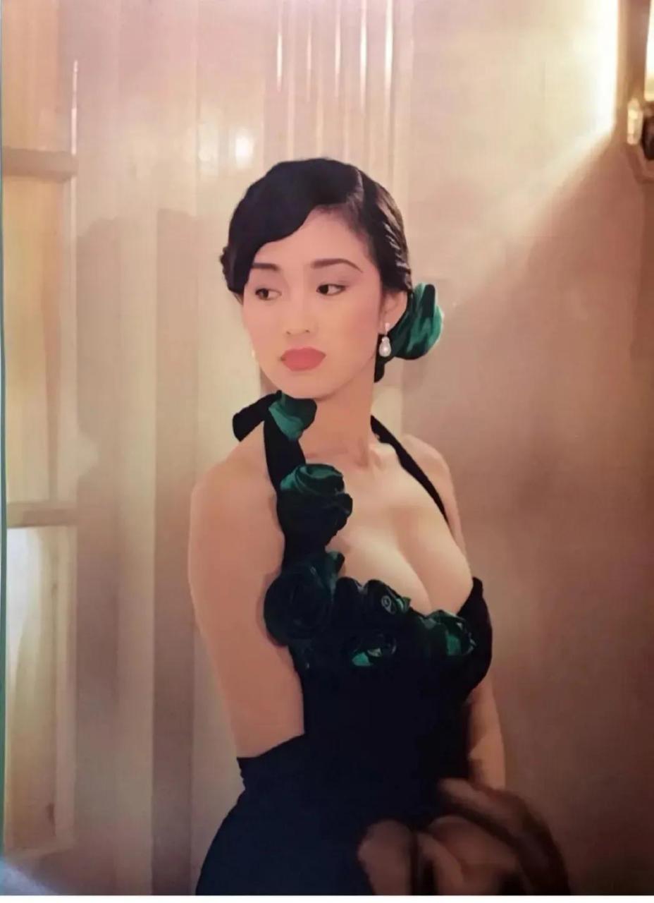 巩俐,上世纪90年代的一位风情万种的女演员,曾塑造出许多经典角色.