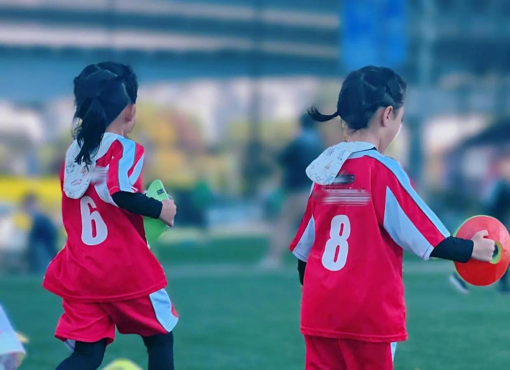 张杰和谢娜的女儿跳跳俏俏的生日,今年两个小女孩已经满五岁啦!