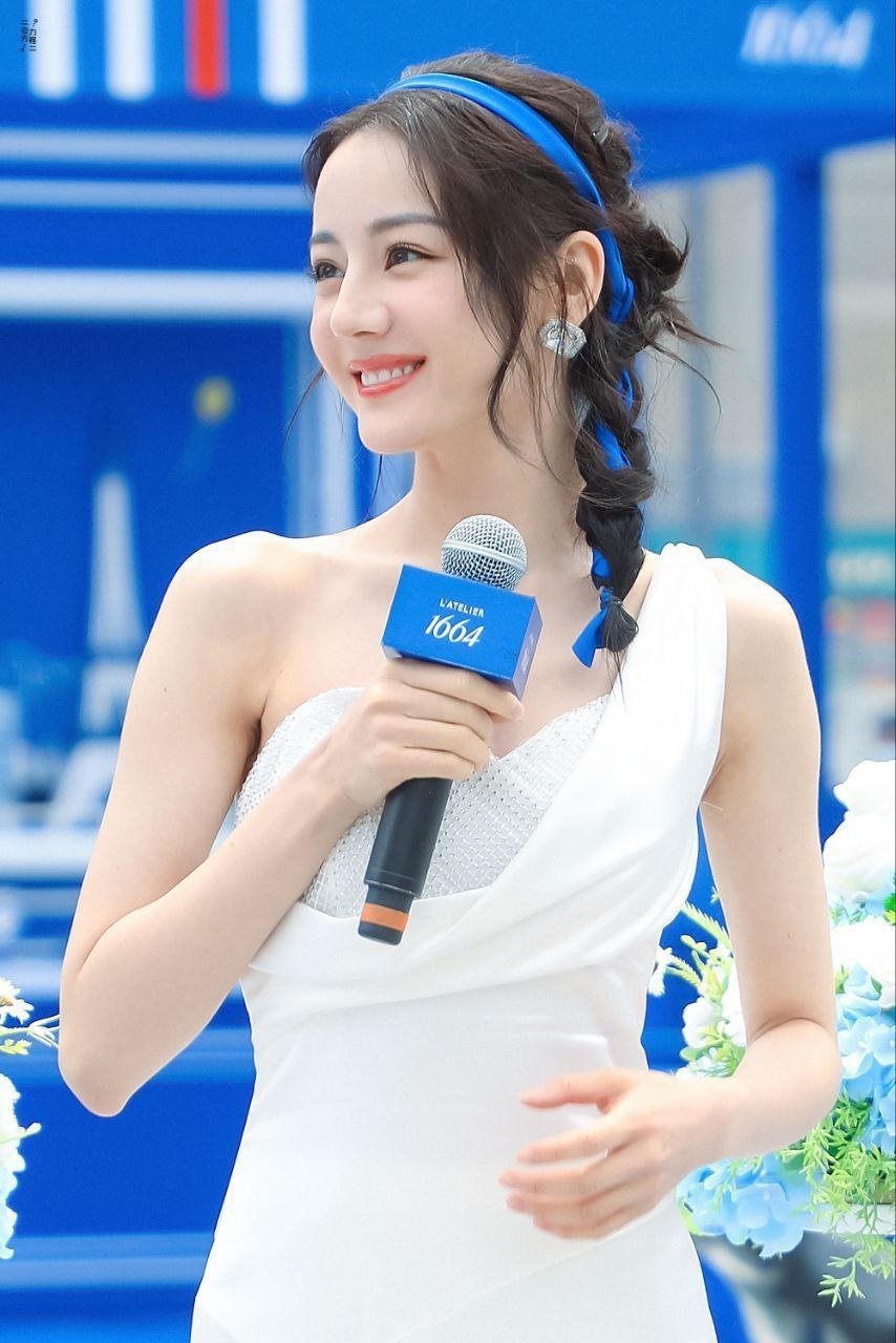 迪丽热巴的肤色和气质非常适合穿这种白色的礼服,很白很纯很干净很仙