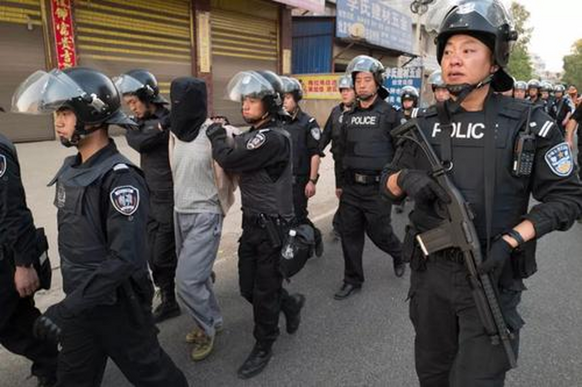 四川凶犯李文忠:霸占女儿八年,逼死父亲,打疯母亲,家暴妻子  这并不是