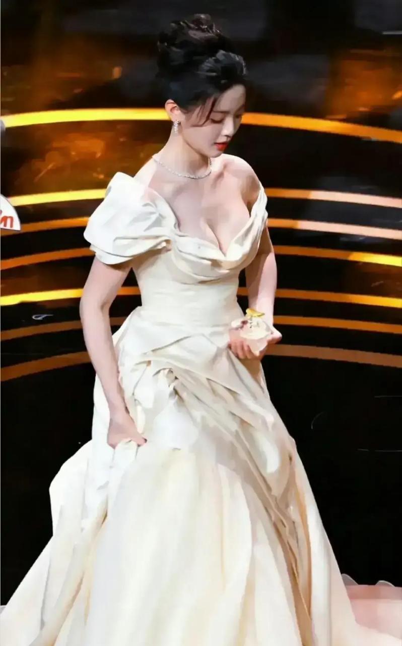 杨超越这露胸露的太多了,但是把她的完美身材展现的淋漓尽致,但是我