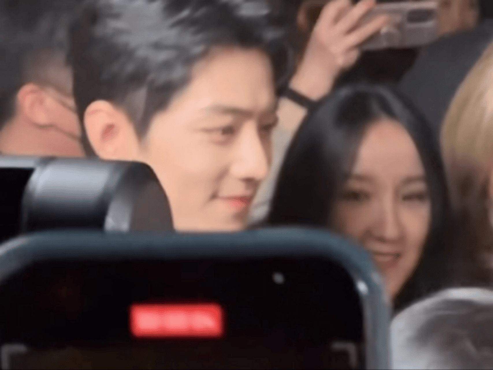 肖战的经纪人张晶不会因为粉丝开不开心而选择高不高调,她是看场合.