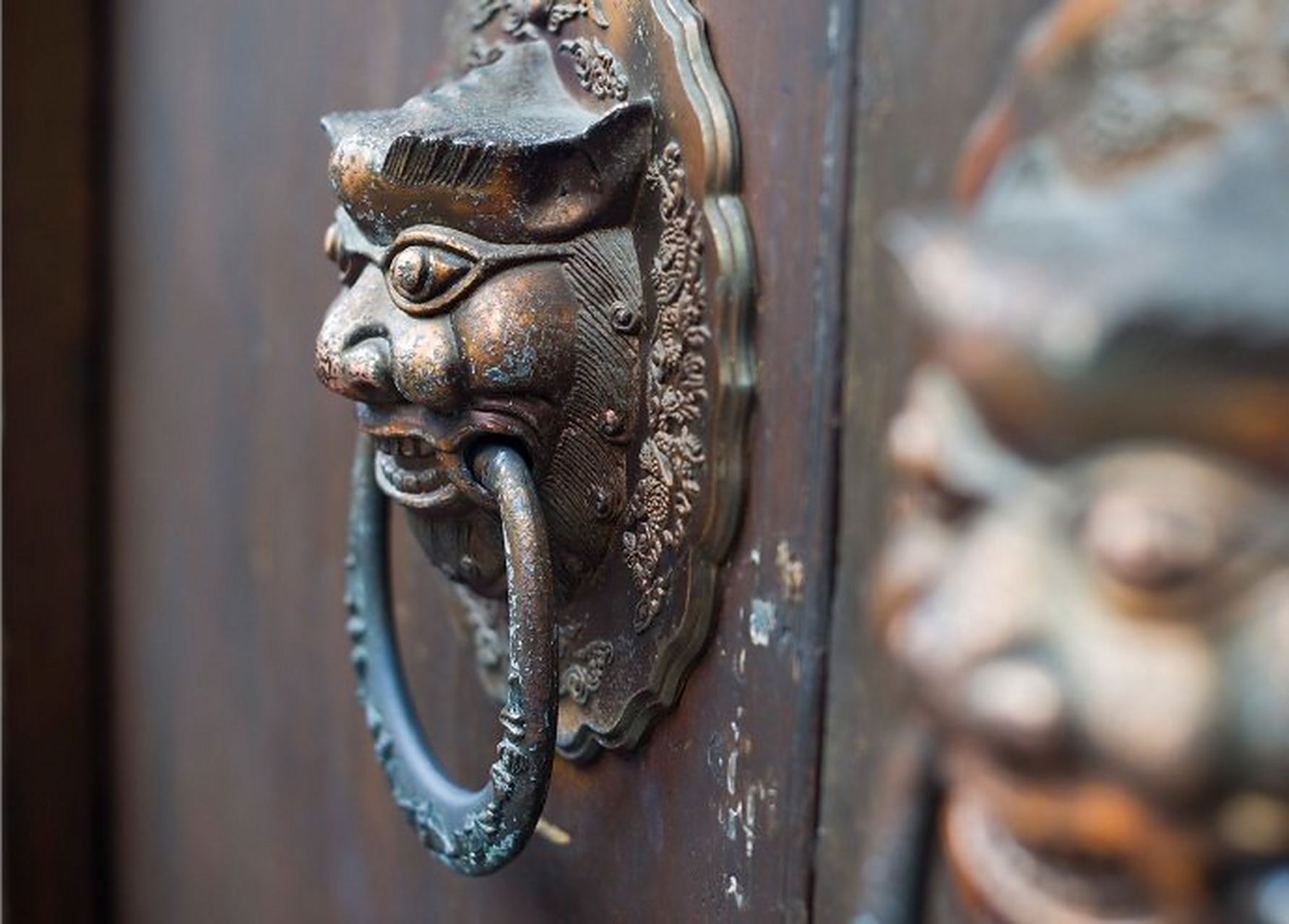 【  门环的历史  】--- " 门环,俗称响器,是安装在房屋大门上的拉手