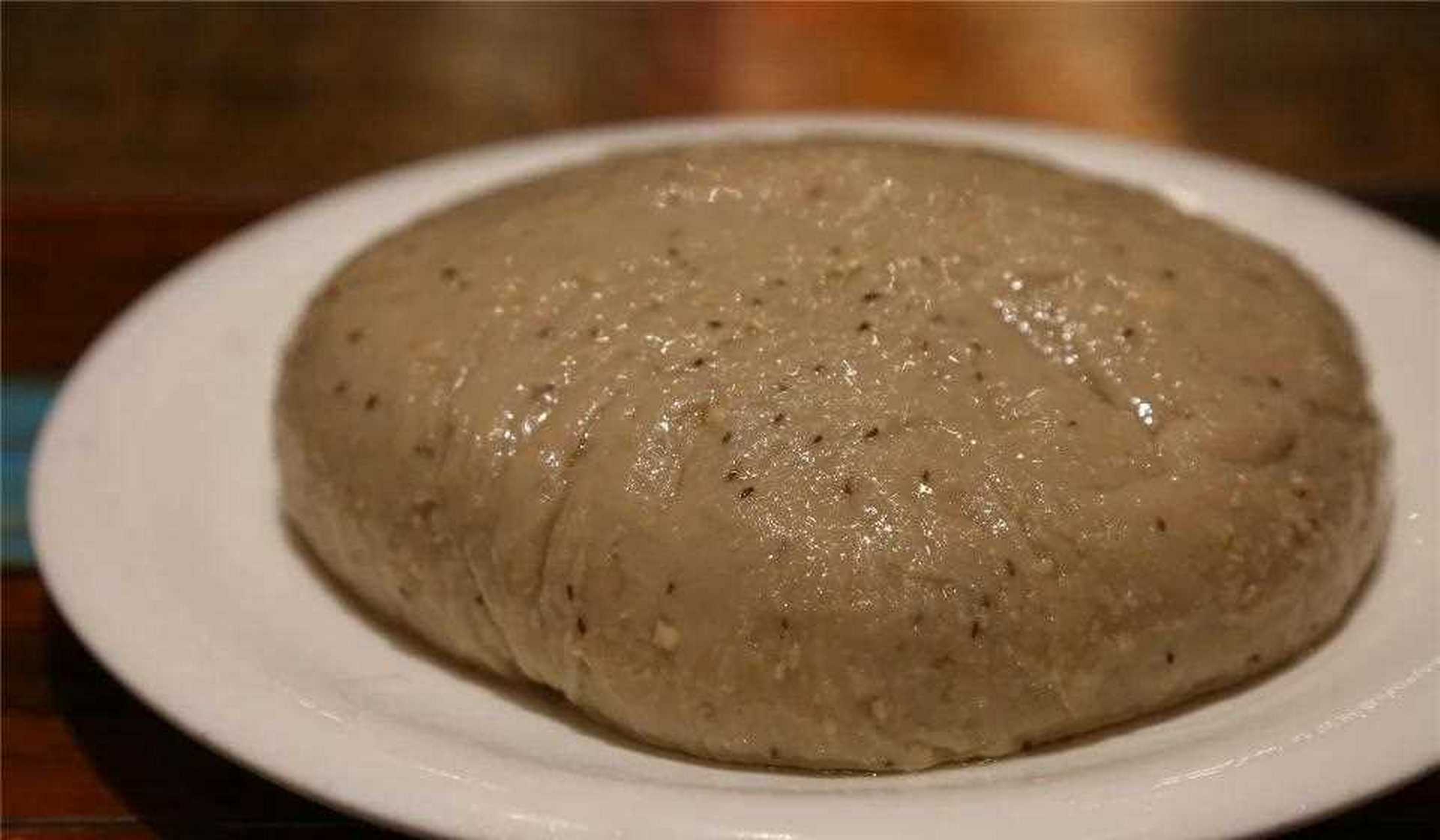 内蒙古地区用荞面做拿糕比较多,一般用来蘸汤食用,我吃到的这一款还有