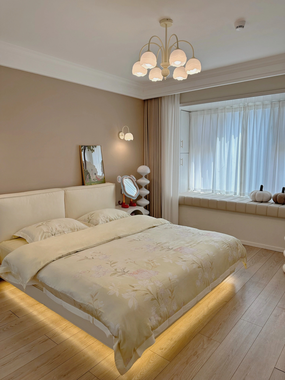 卧室就要这样温温柔柔的才舒呼呀～ · 🌟墙面布莱垦棕➕杏子灰