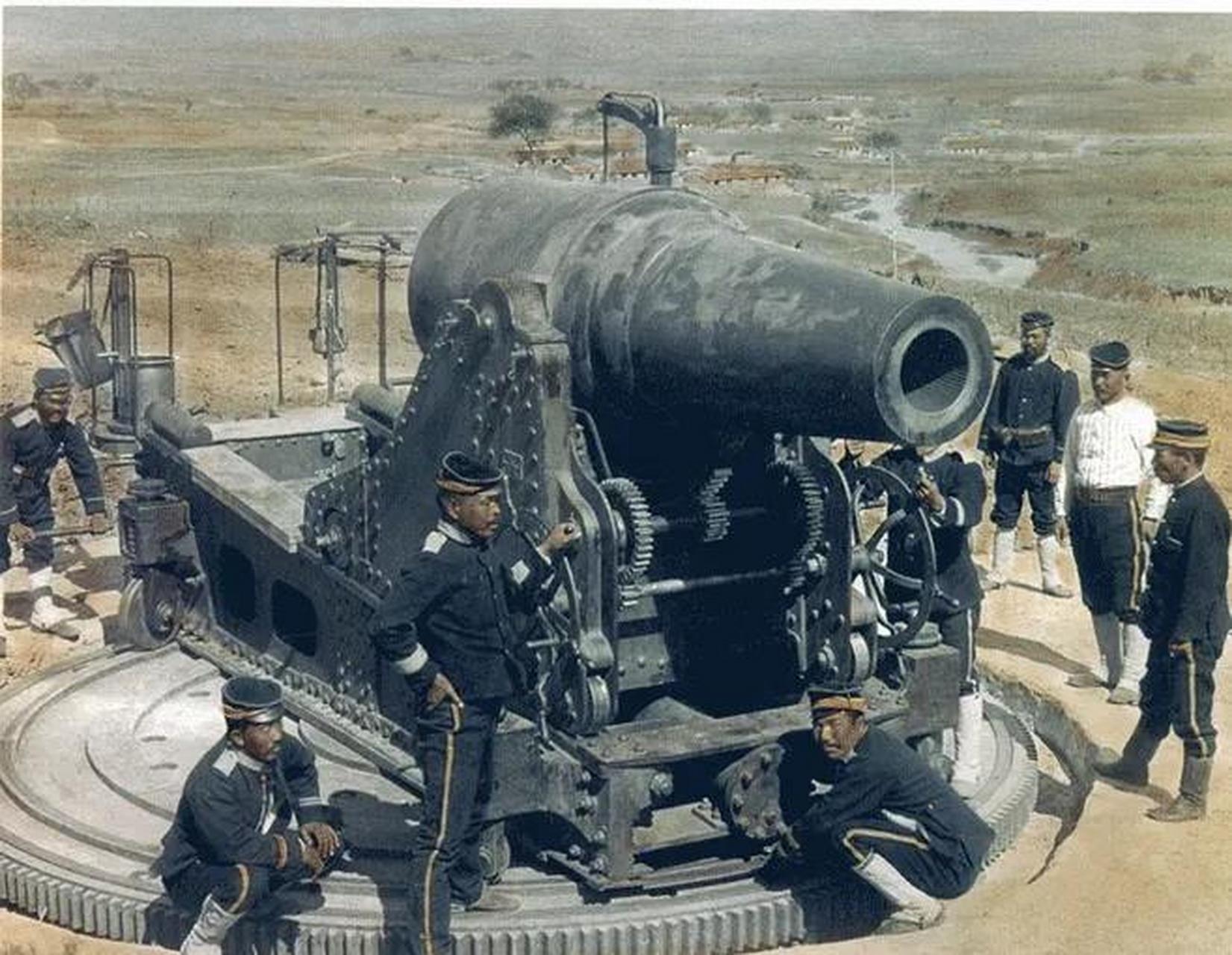 日俄战争期间,部署在旅顺外围的日军305mm重型榴弹炮,此时距离甲午