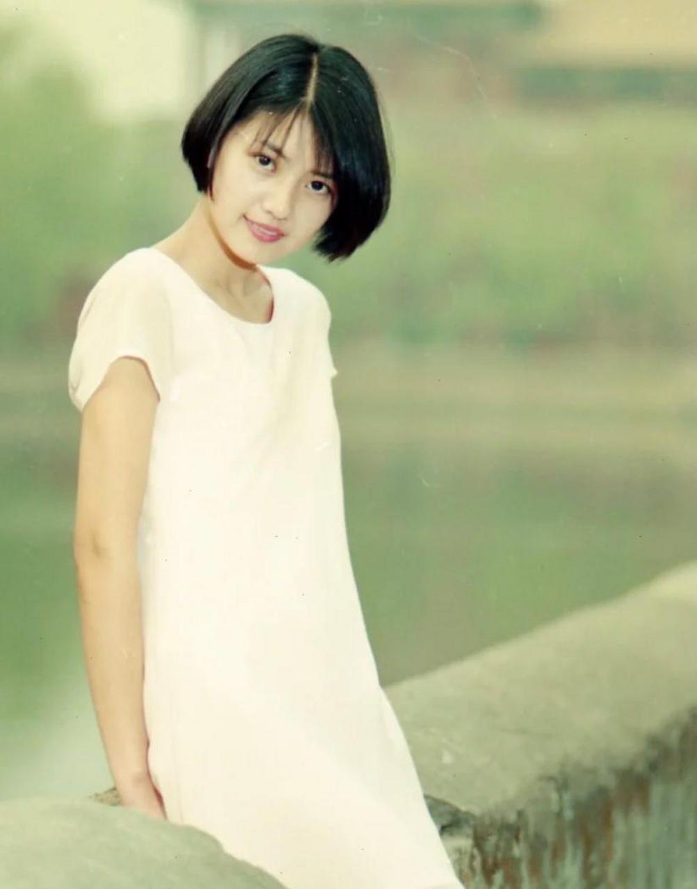 早期的高圆圆颜值真得很一般啊,这个颜值不管是放在什么年代,多只能算