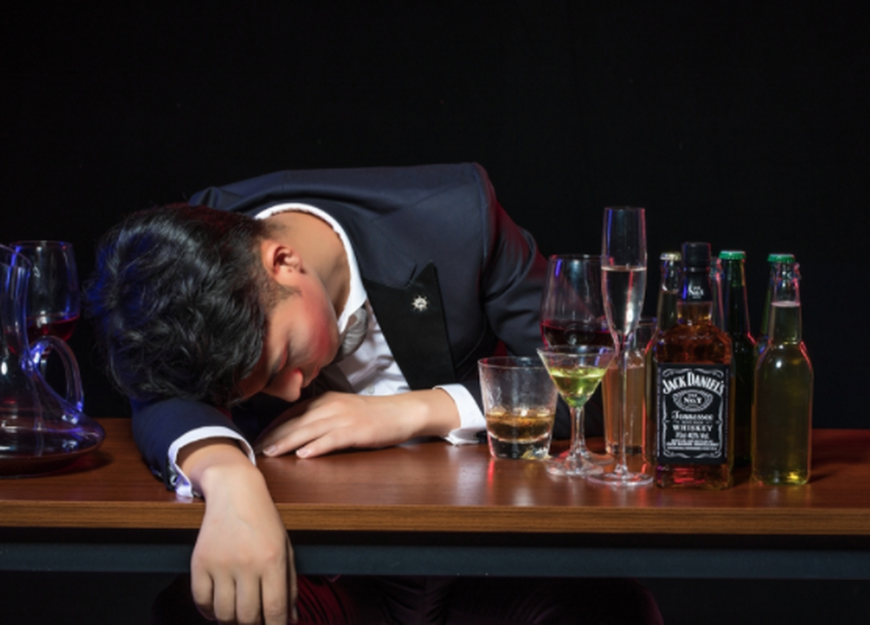 昨晚我老公喝多了,带着酒气倒头就睡了,手机放在床