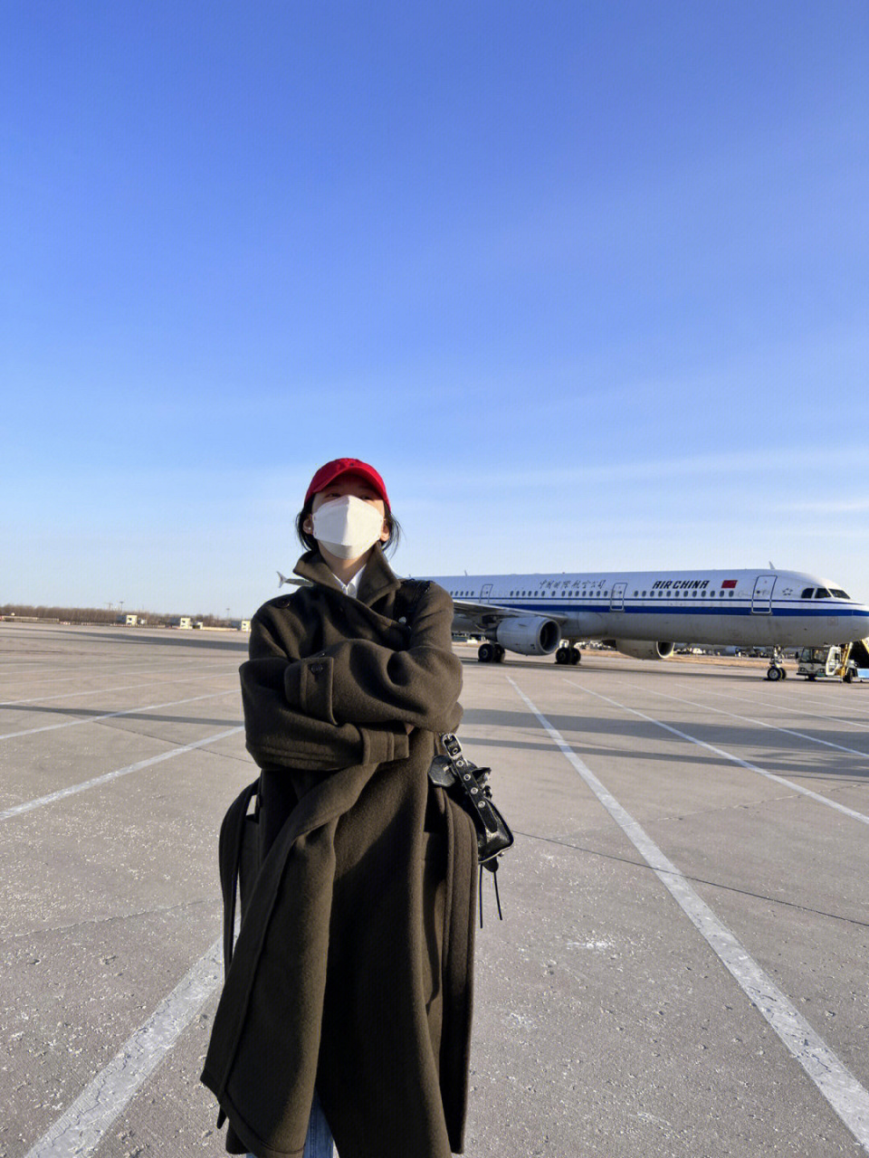 章若楠机场穿搭|身穿束腰大衣,保暖又有型