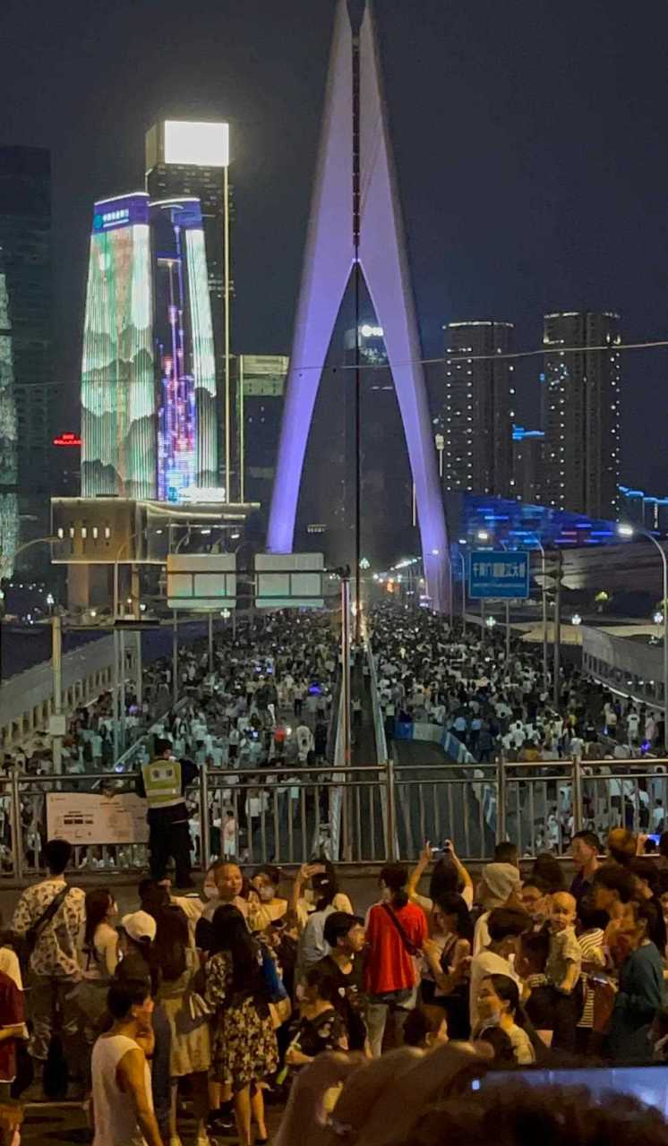 此时此刻的重庆,狂风暴雨电闪雷鸣,不知道还在千厮门大桥上"打卡"