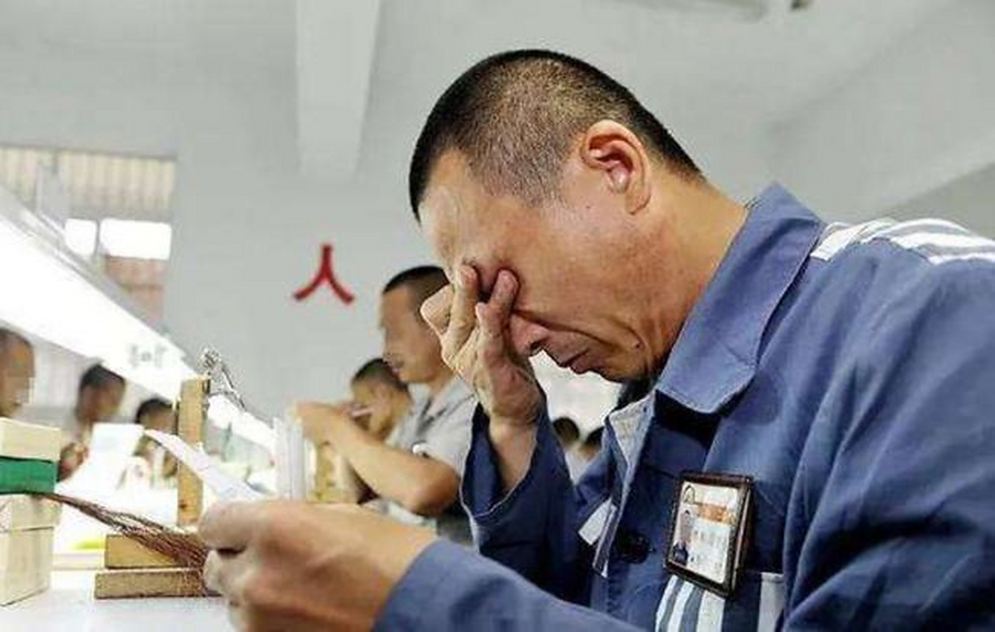 90年代,南京监狱内,这个一手抹着眼泪,一手翻着汉语词典的犯人仲开龙