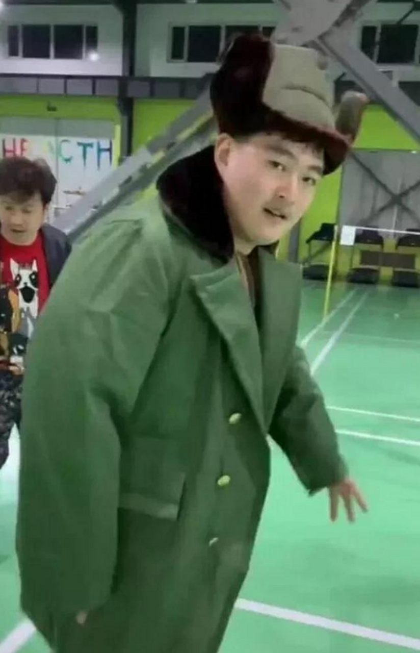 不是谁穿上军大衣都能穿出赵本山的效果,哪怕是他儿子也一样.