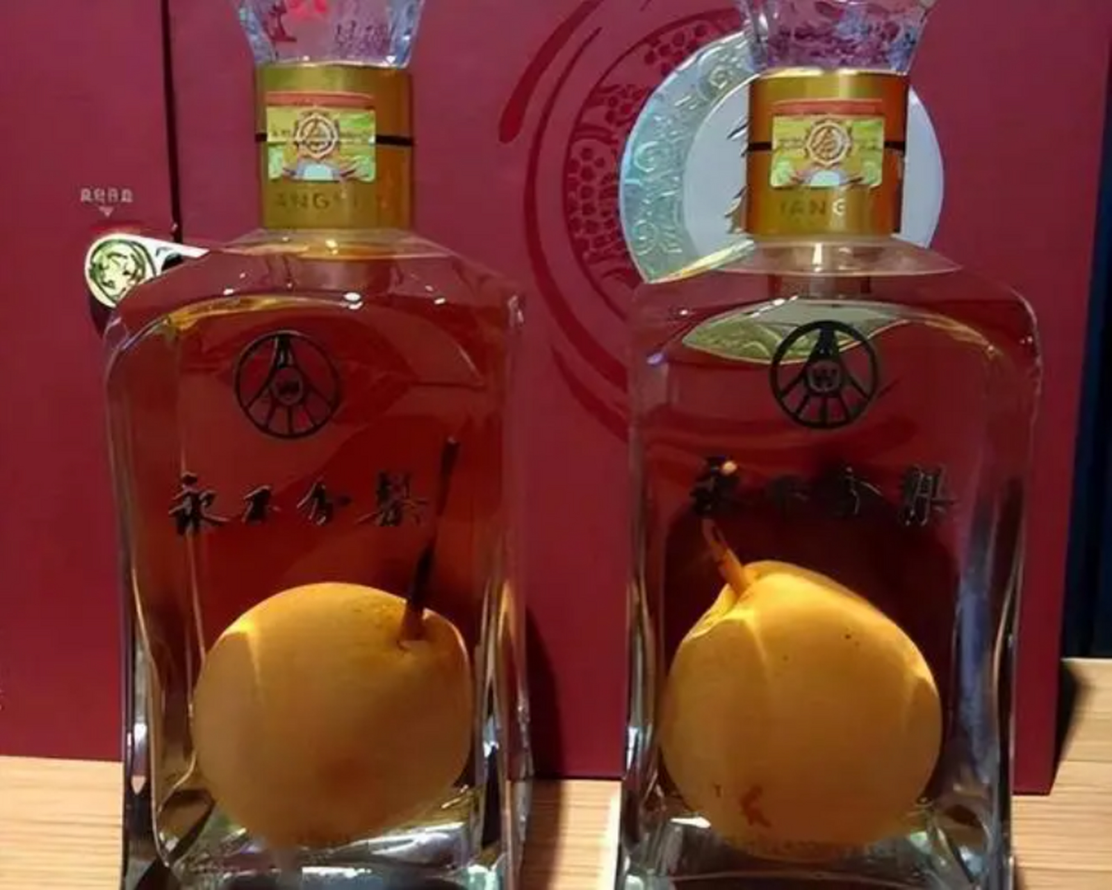 五粮液珍藏版"永不分梨"究竟是如何将那么大的梨塞进去的,看到制作