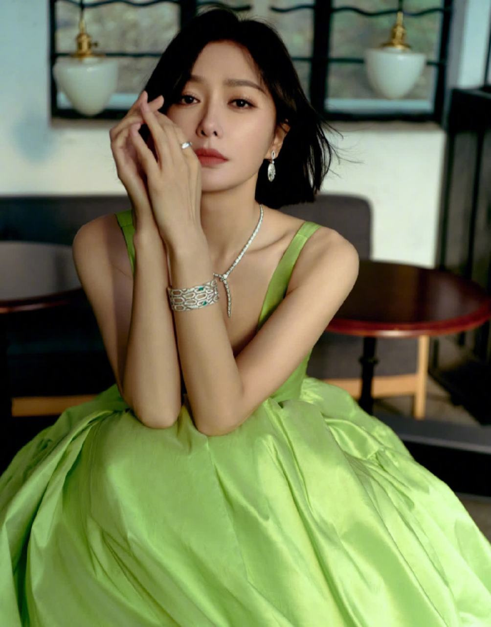 秦岚确实是气质女神. 她把"绿"穿得这么漂亮,时尚感很强.