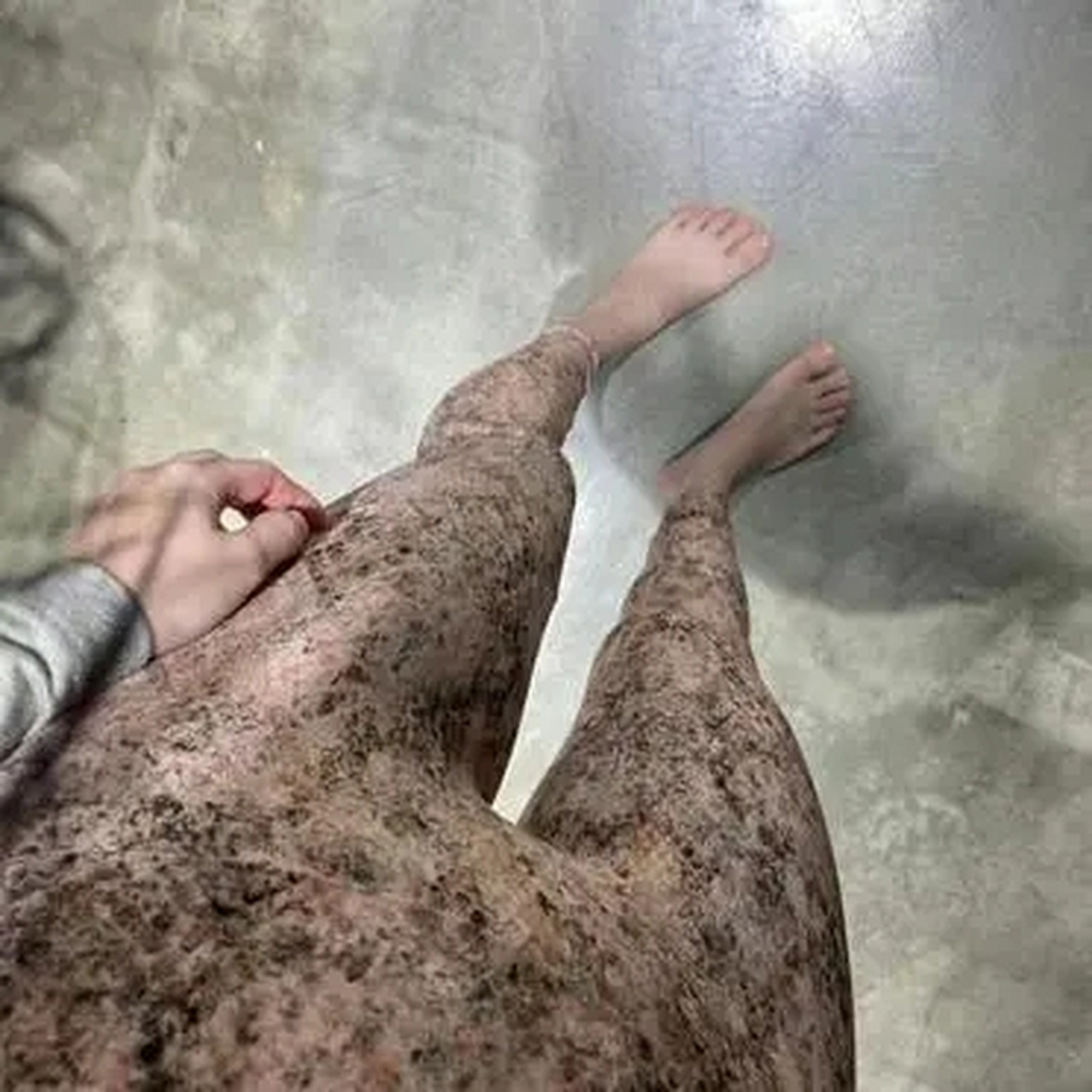 网友:新买的裤子,发给男朋友看,他问我为什么弄一