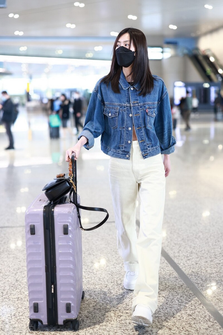 刘雯机场街拍,牛仔外套搭配白色阔腿裤,简约利落!