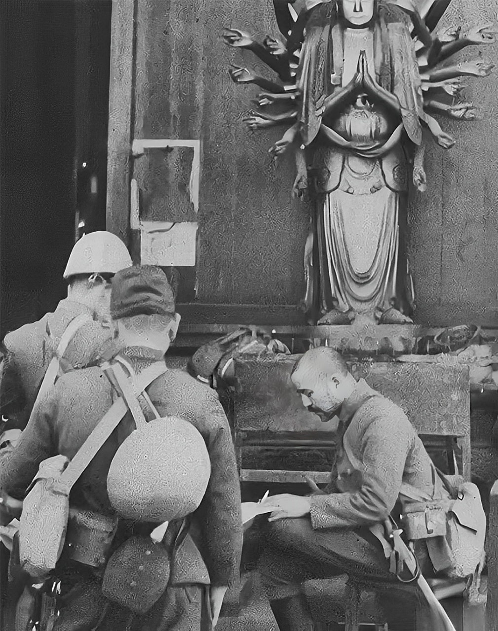 看看历史上最令人愤怒的老照片.