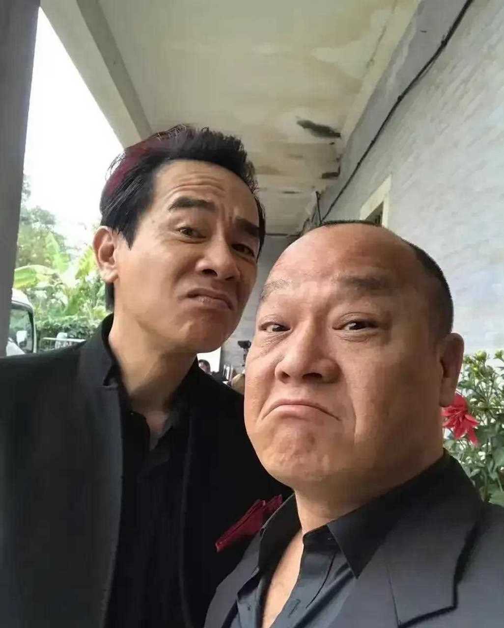 [咒骂]  吴志雄年轻时,人称"b哥",花臂横肉,还喜欢争强斗勇,一脸的狠