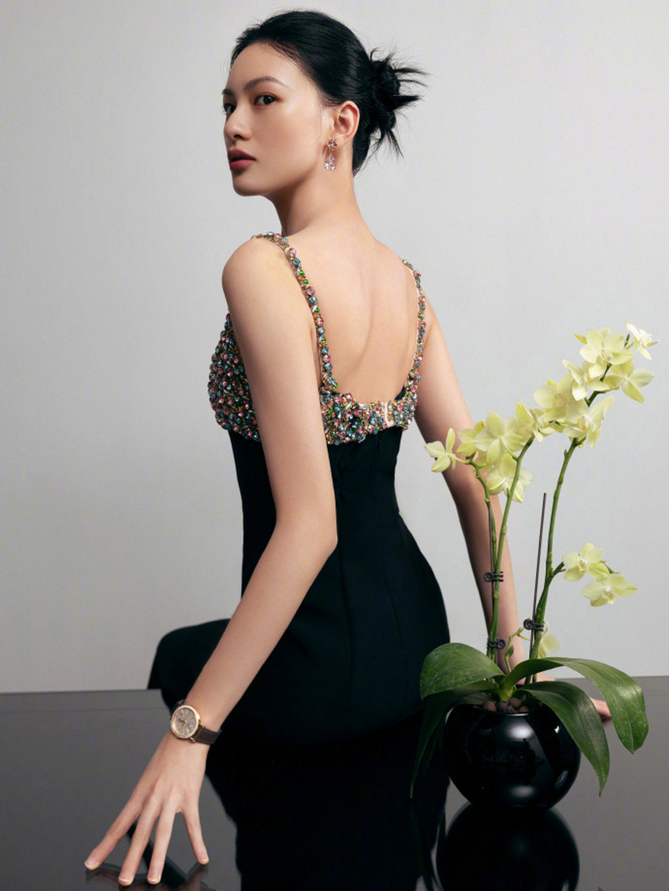 邱天身着一袭黑色闪钻连衣裙礼服亮相品牌活动,黑色系搭配让人心动