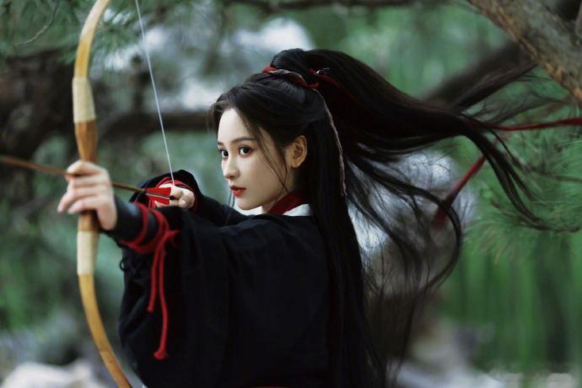 《长月烬明》中姒婴扮演者王一菲最新古风写真!