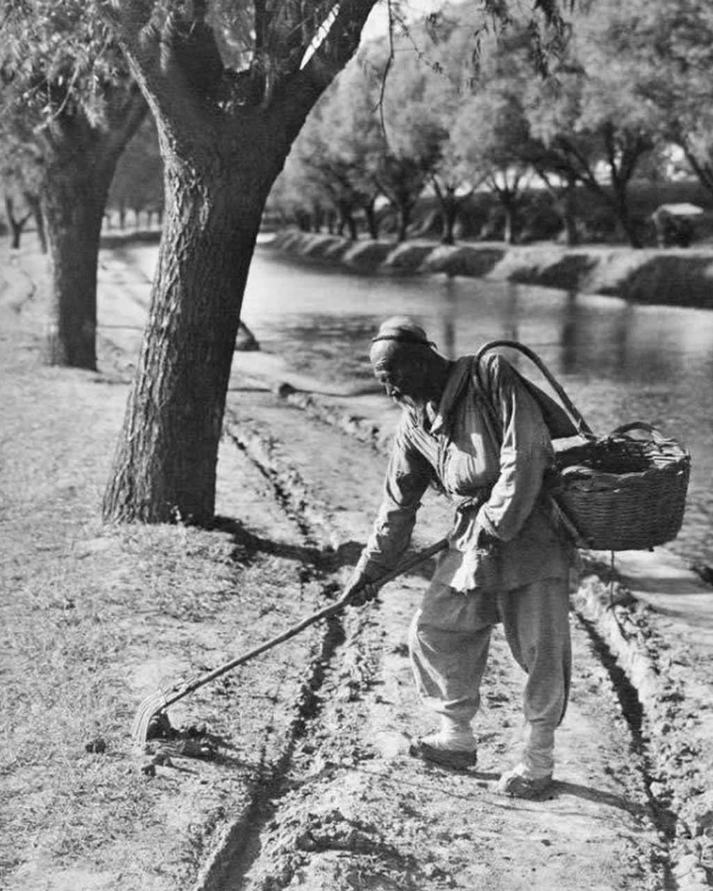 清朝老照片:在没有化肥的晚清时期,粪便对农耕有着重要的意义.