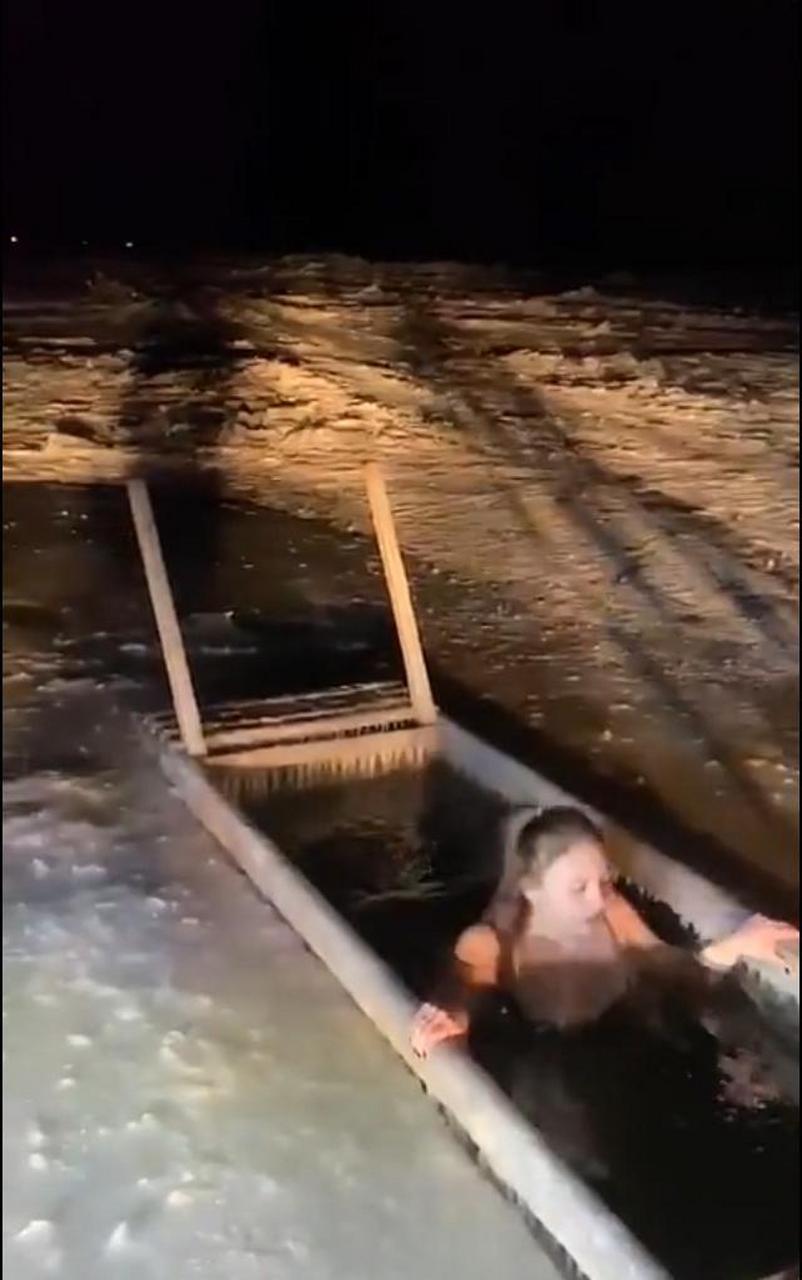 小姐姐这是直接在冰水里泡澡?