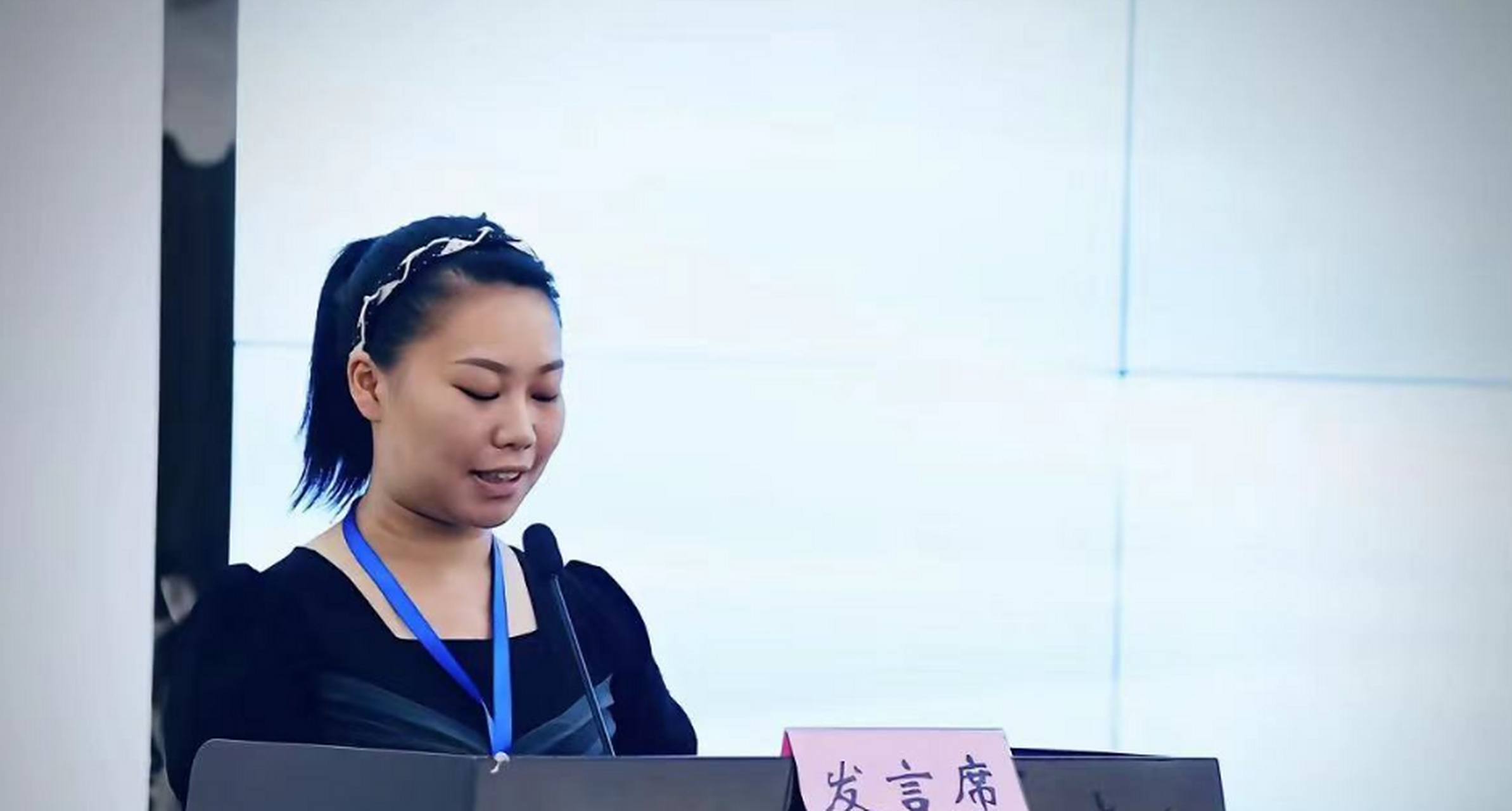 千万网红洪霞爷爷去世,边哭边录视频引热议,还公开爷爷去世画面