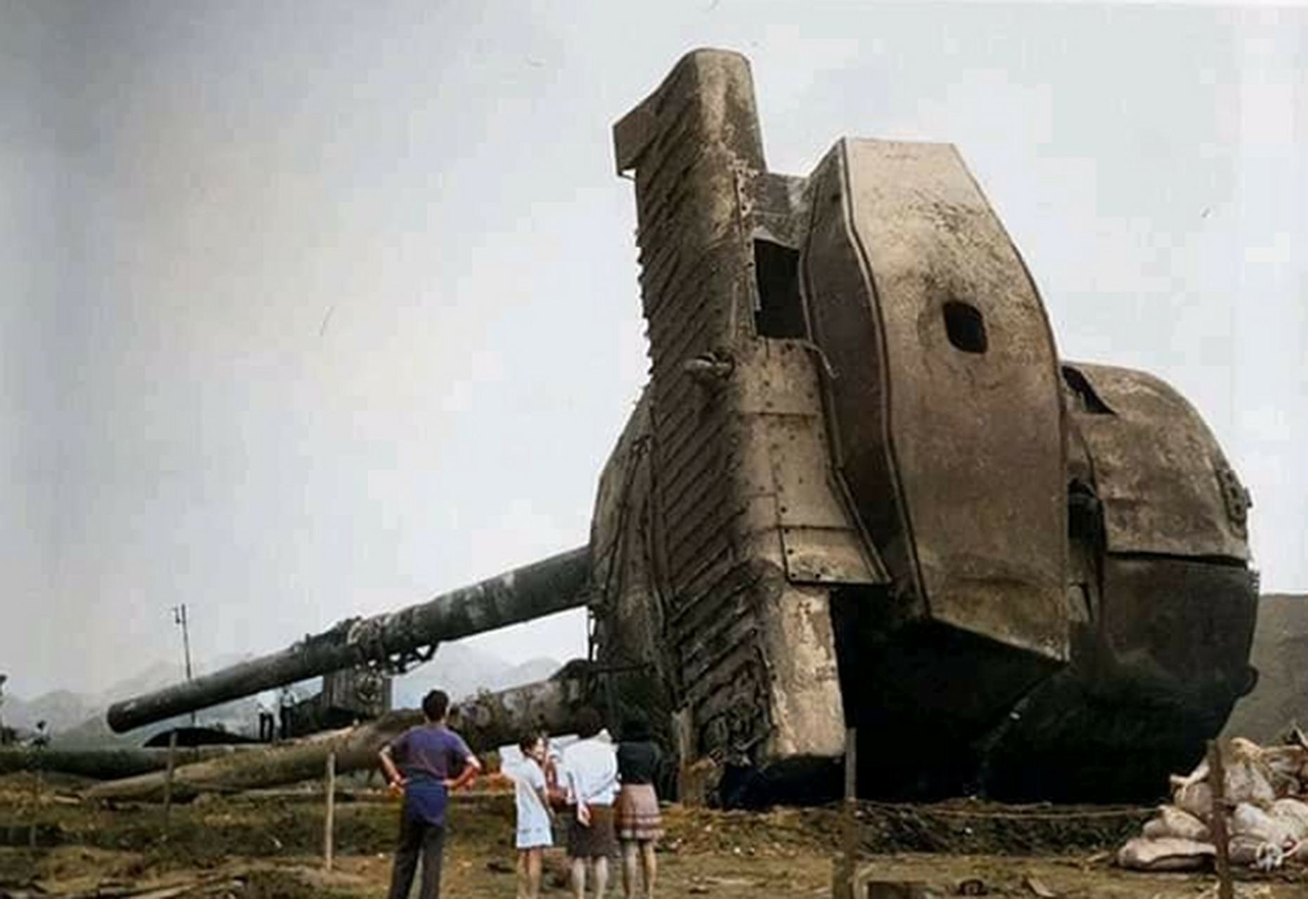 日本陆奥号战列舰410毫米主炮,炮塔残骸(1970年) 1943年6月8日,陆奥号