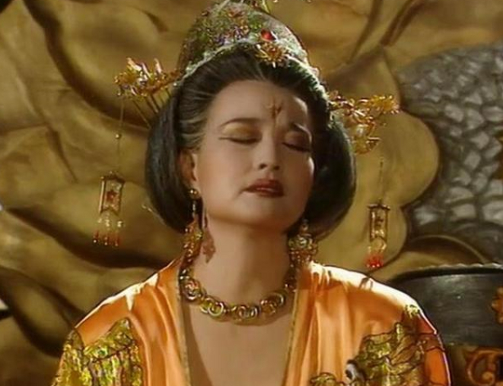 武则天大半夜特意叫来御医沈南璆,说肚子疼,沈南缪上前小心翼翼给