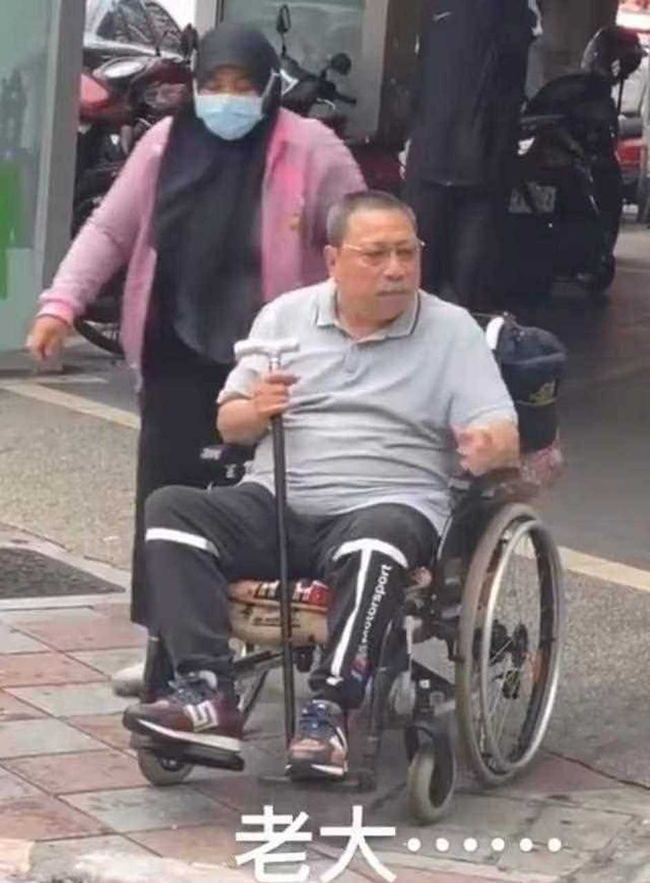 1989年,陈松勇荣获了第26届金马奖最佳男主角,上台领奖之时,成龙也跑