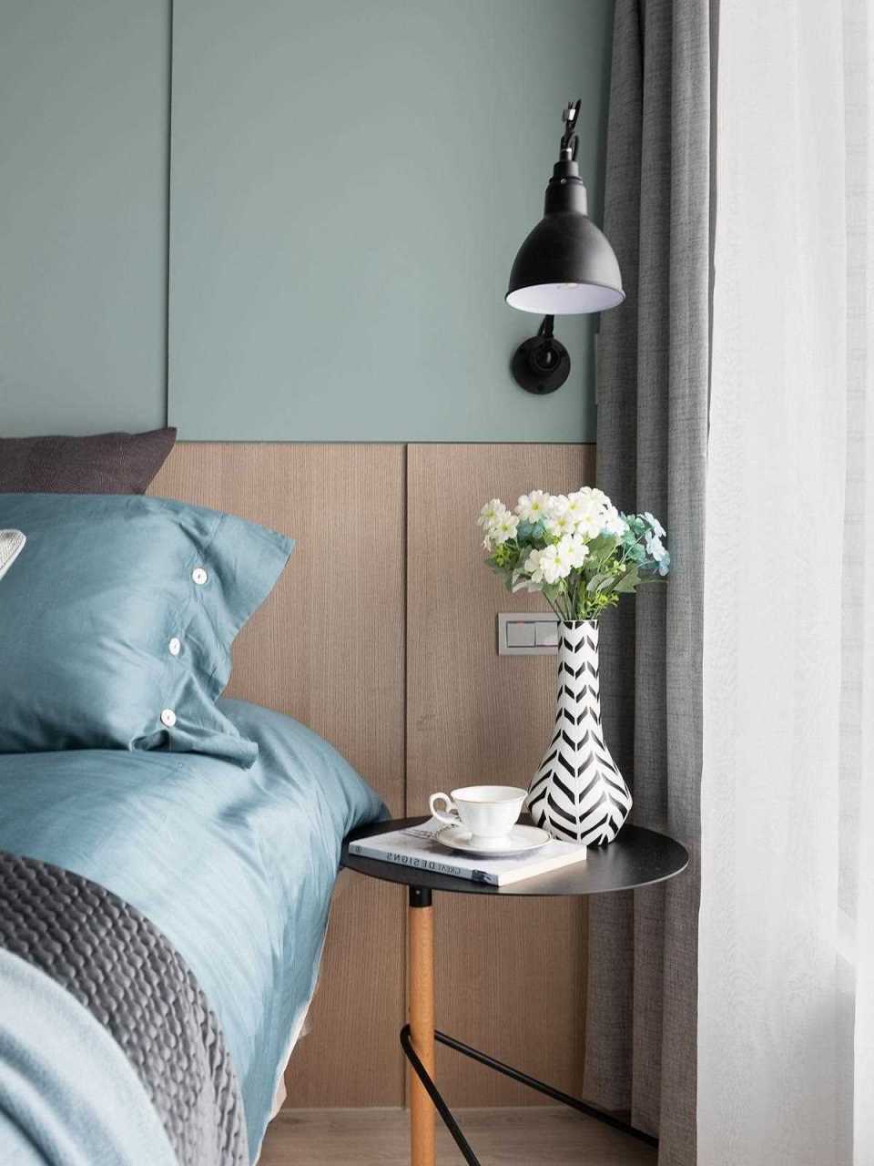 床头背板改用低彩灰绿搭衬温润木质,塑造悠然自在氛围,同时植入女主人