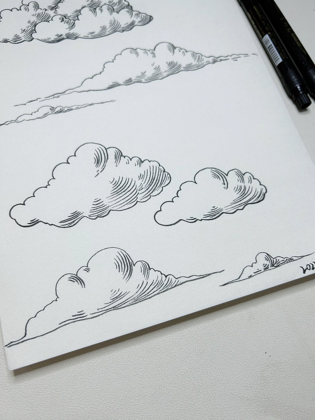 大团白云:在天空中呈现出较大的云团,通常呈现出厚重的