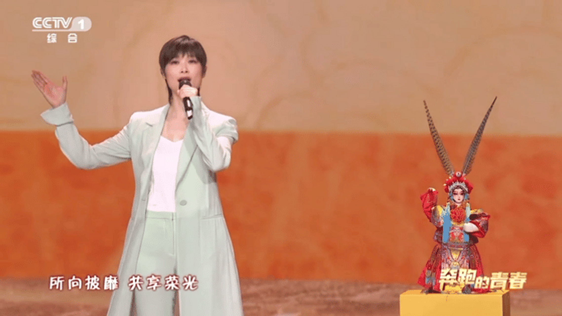 李宇春在央视五四晚会上演唱《木兰》,舞台效果简直可以打满分.