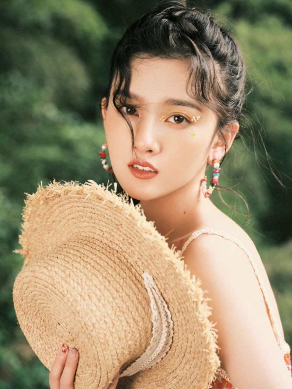 祖儿两组生日写真 白色吊带连衣裙,搭配低帮板鞋 钩针编织连衣裙,佩戴