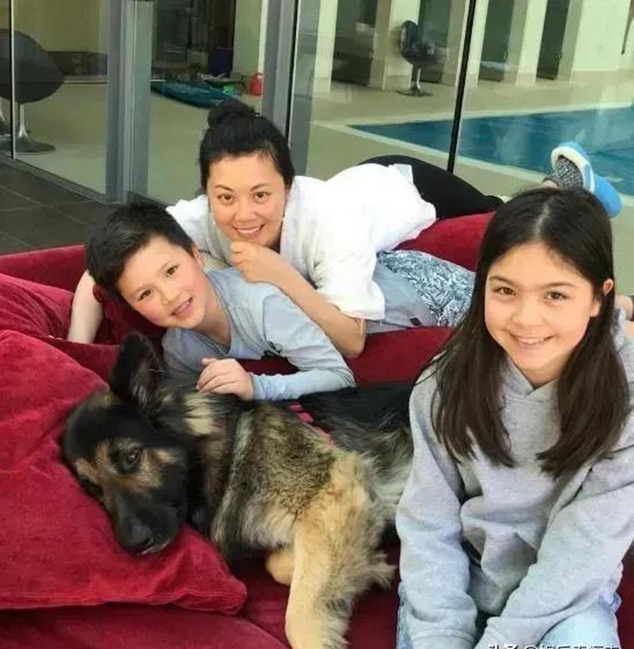 gif创作人# 前央视主持人姜丰与外国老公,混血儿女的合影,姜丰年轻时