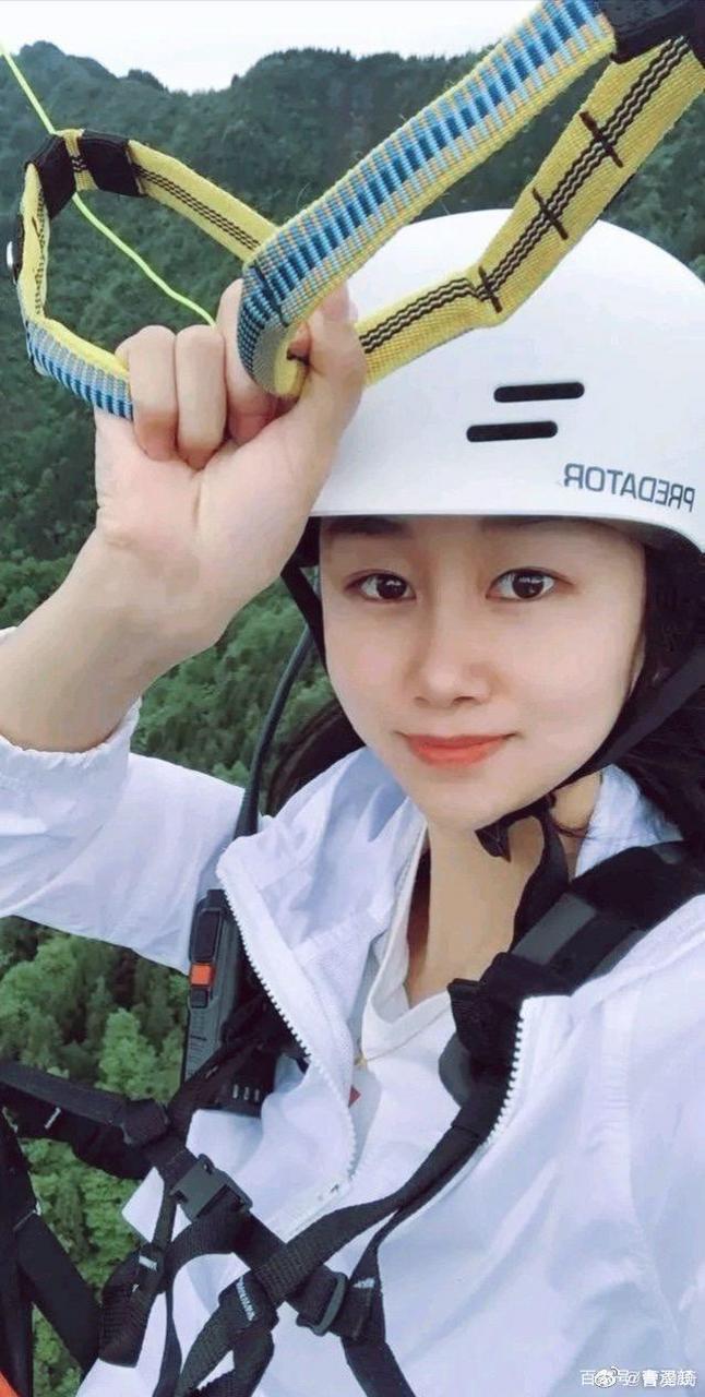 张家界翼装飞行的95后女孩刘安是甜美可爱的,但她为何要选择"生死不由