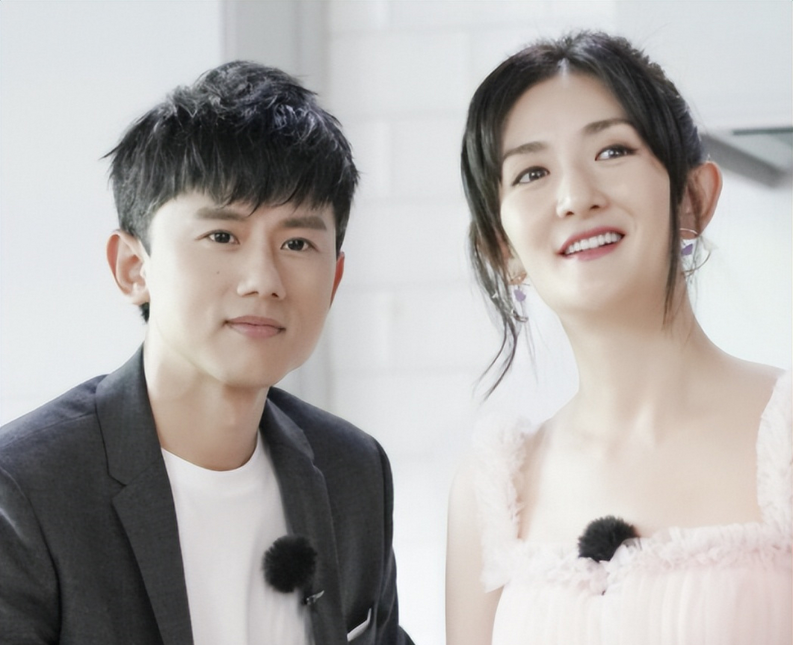 狗仗人势张杰谢娜助理打掉路人手机,一脸凶狠架子比明星大