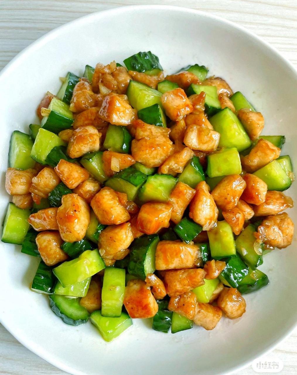 兔年"正月里"美食分享:今天给大家分享这道黄瓜炒鸡胸肉丁,低卡低脂! 