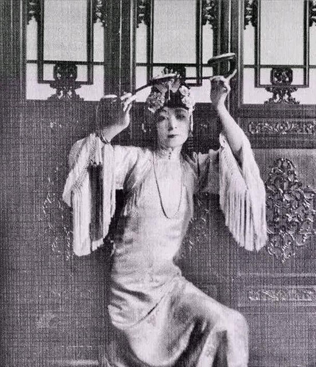 小德张正给慈禧装水烟,手上金链子突然掉了出来.