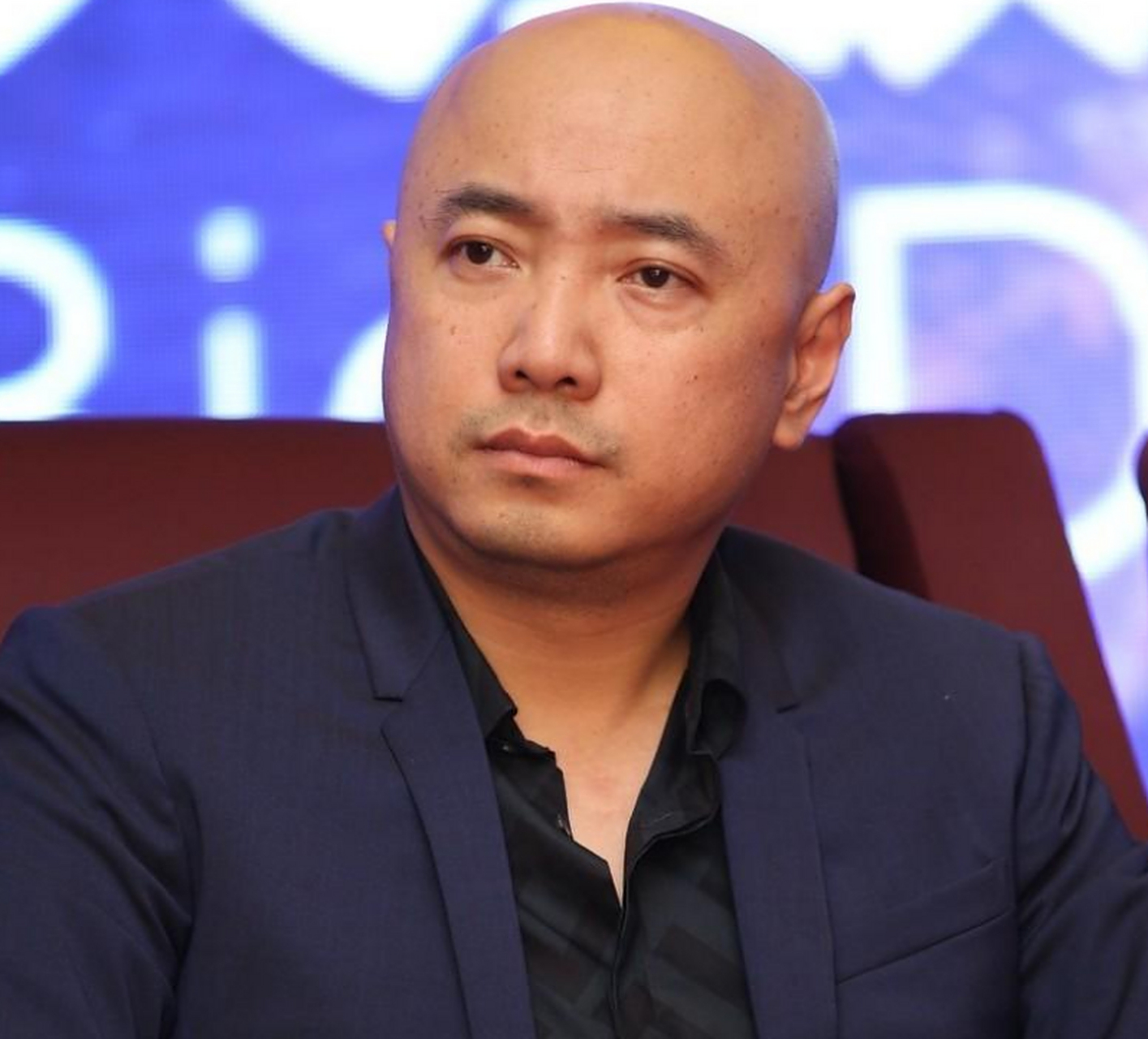 在一次采访中,徐峥评价周立波:"不适合当主持,表演水平也有待提高!