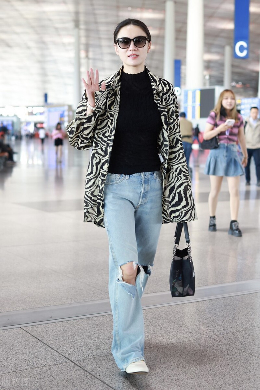 宋佳机场街拍,斑马纹衬衫搭配破洞牛仔裤,乐福鞋率性时髦!
