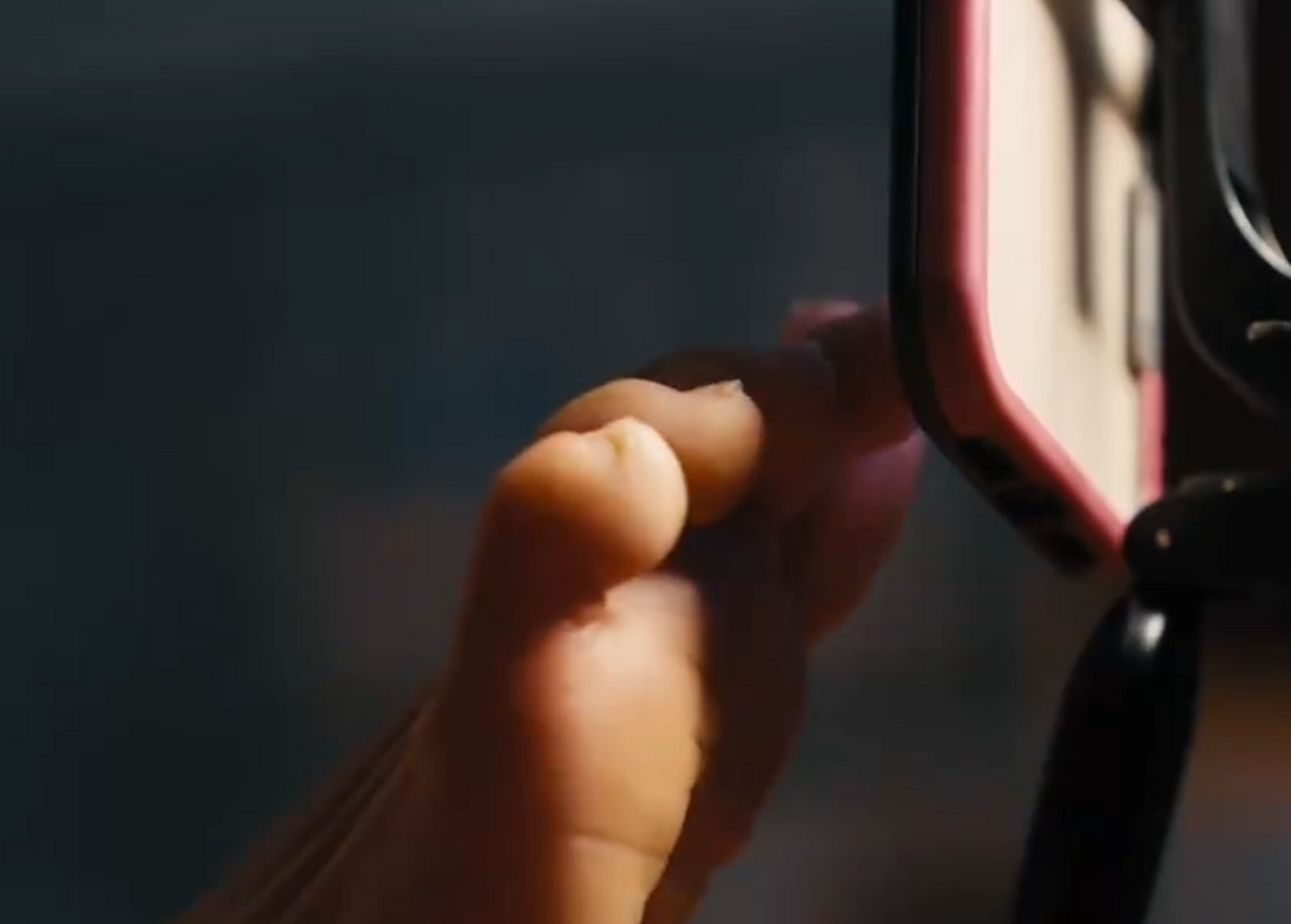 据央视财经发布  妇女节前夕,安徽蚌埠,无臂女孩杨莉正在进行一场助农