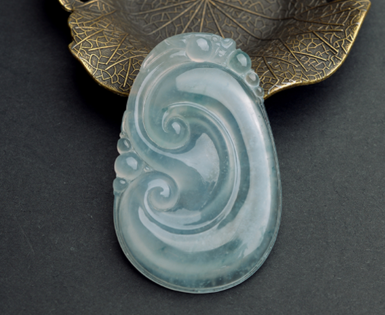 蓝水翡翠# 的颜色一般带有蓝色的调子,为浅淡的绿蓝色,分布十分均匀