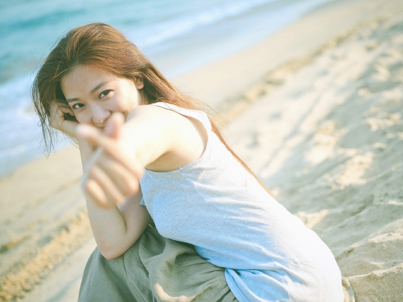 碧海,沙滩,舒适休闲的穿搭,满满夏日氛围感,迎着风