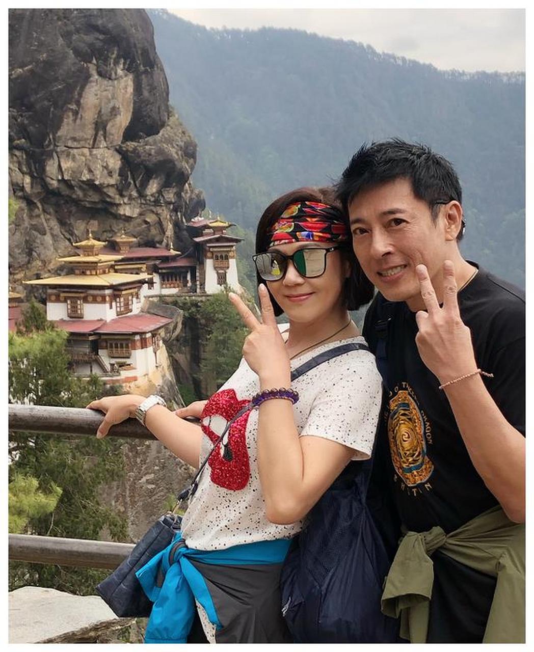 吕颂贤妻子50多岁还秀香肩,老公在旁边就保守多了,气质还挺嫩