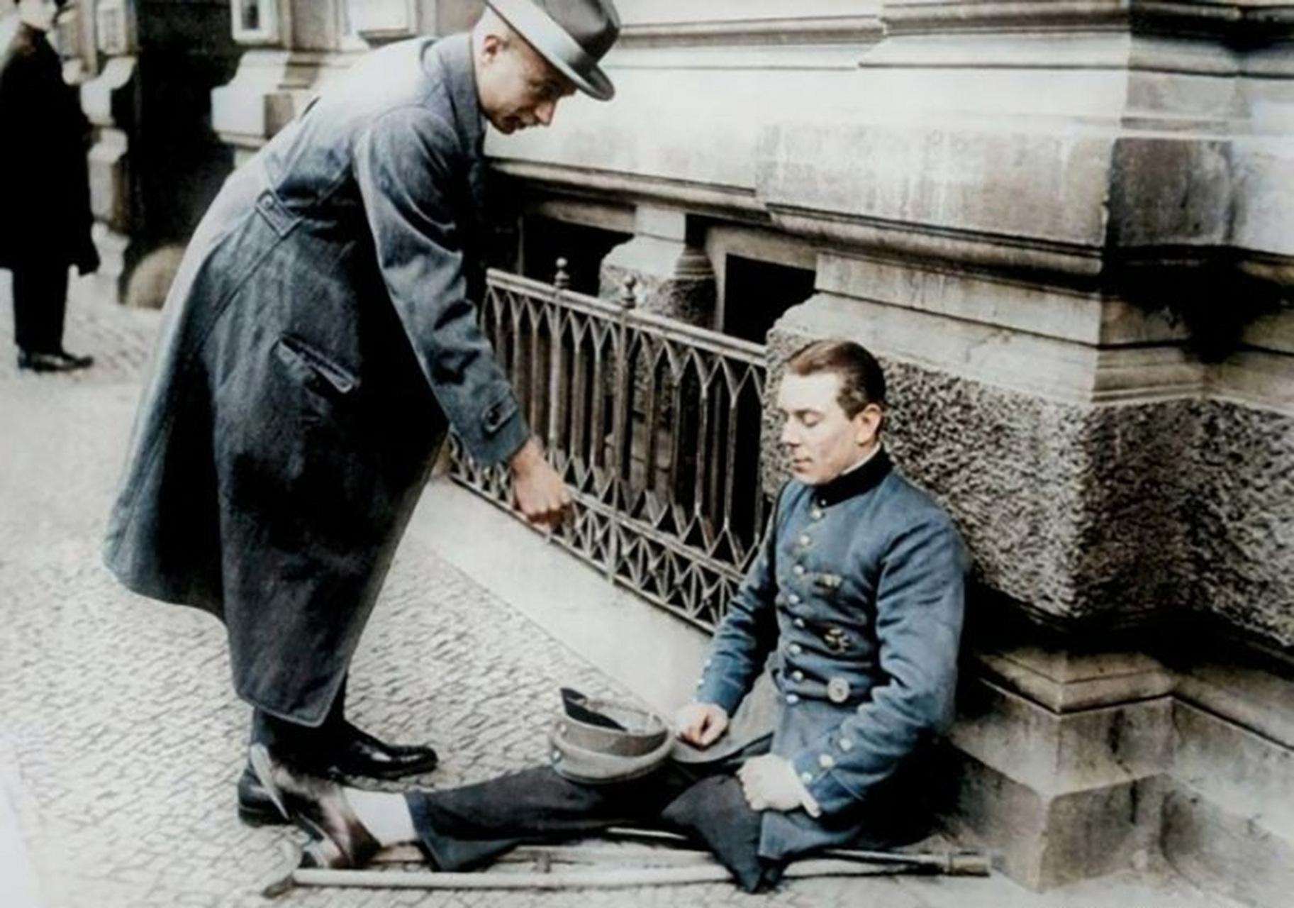 1923年的德国柏林,一名失去左腿的一战老兵在街头乞讨.