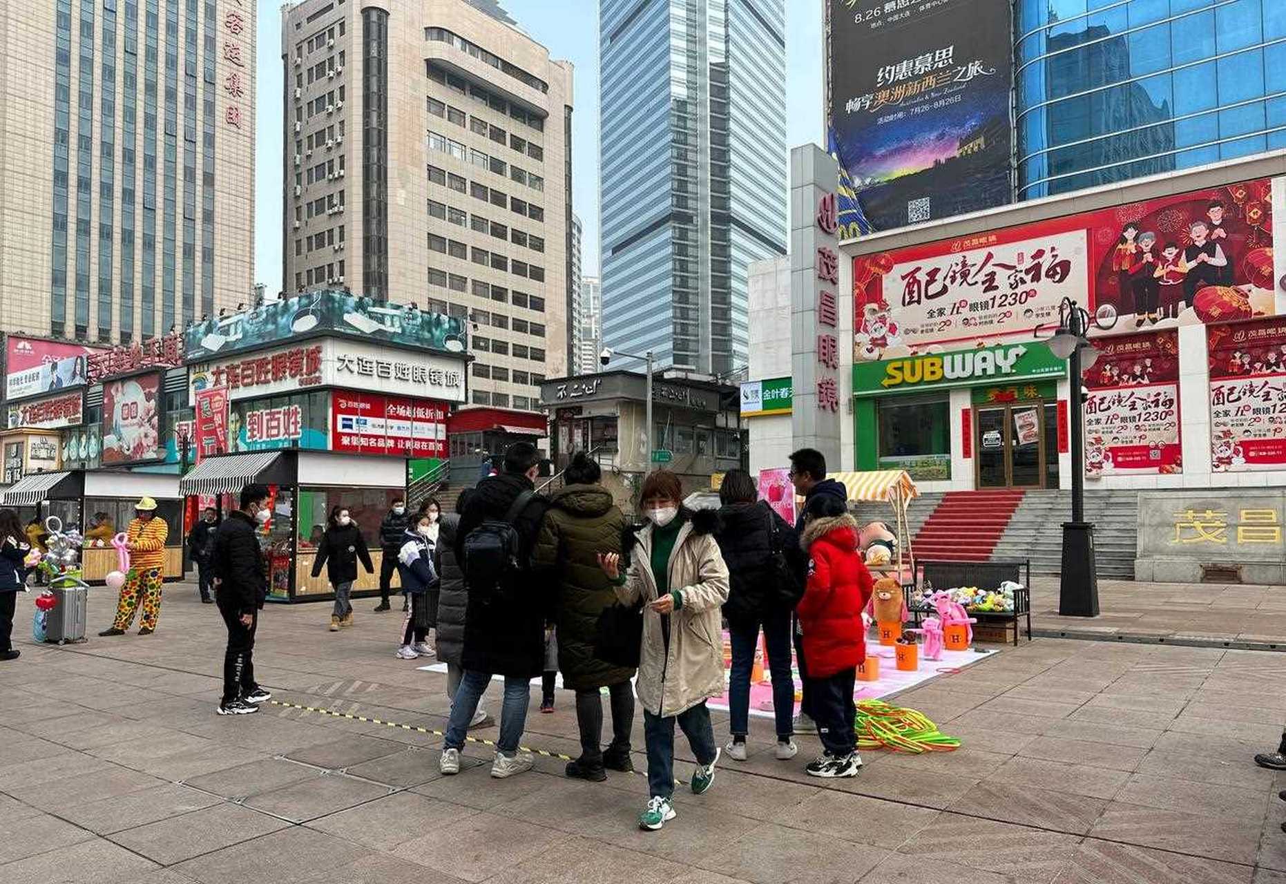 昨天在青泥洼桥步行街上看到几个人在摆摊儿,[闭嘴] 玩套环儿得毛绒