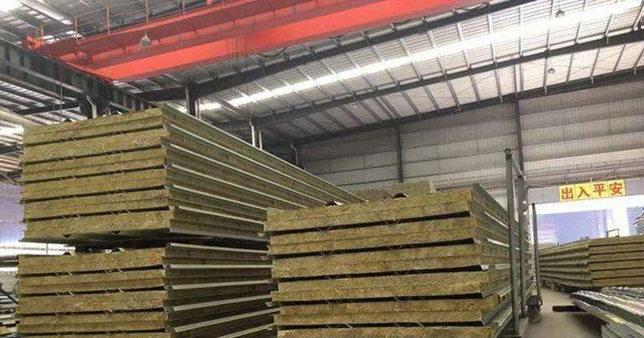 球类馆屋面结构为钢网架,轻钢檩条,泡沫复合彩钢板屋面.