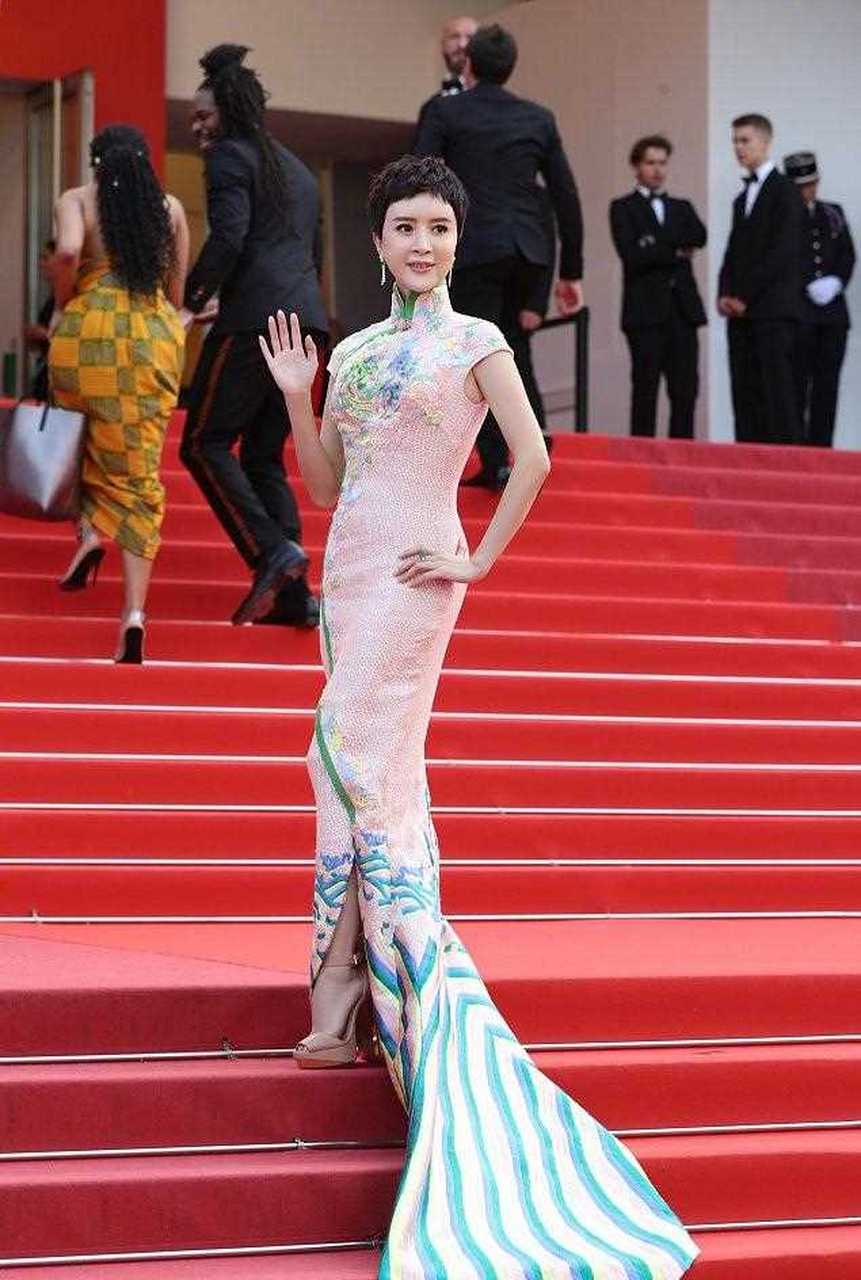金巧巧旗袍造型亮相戛纳红毯,搭配的近乎垂直的高跟鞋,几乎90度直角.