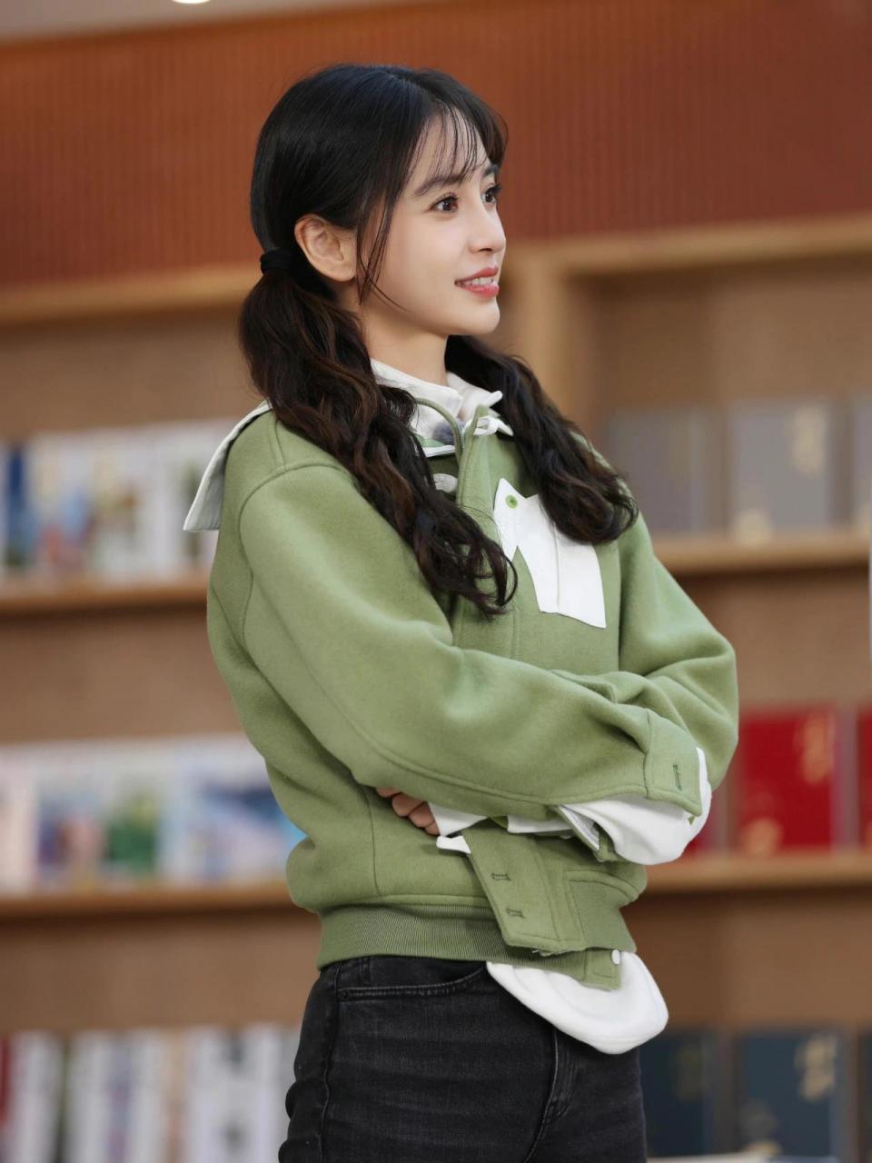 奔跑吧 造型 angelababy杨颖一身青绿色外套搭配黑色开衩牛仔裤